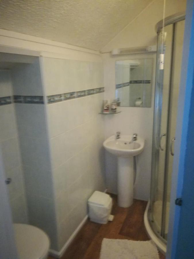 Tara Bed & Breakfast Фишгард Екстериор снимка